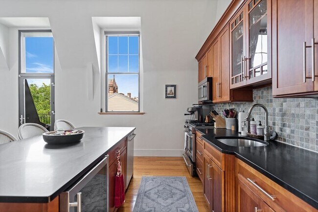 Building Photo - 517 E 6th St