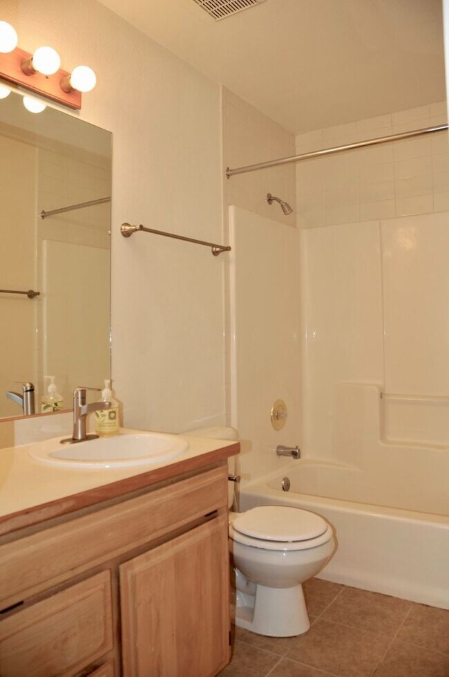 Building Photo - 2 bed 1 bath duplex Post Falls