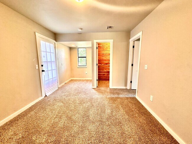 Building Photo - 4 Bed Spacious Midwest city House