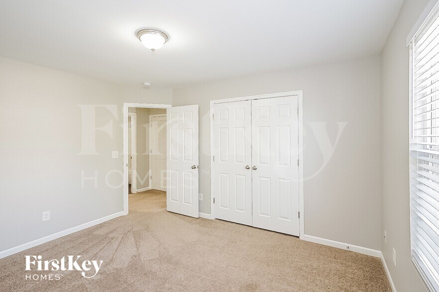 Building Photo - 1692 Comanche Run