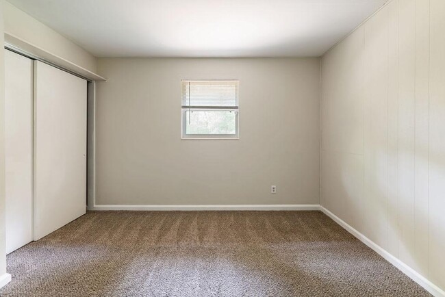 Building Photo - 4936 Springhill Dr
