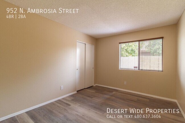 Building Photo - Beautiful 4 Bedroom, 2 Bath on the Golf Co...