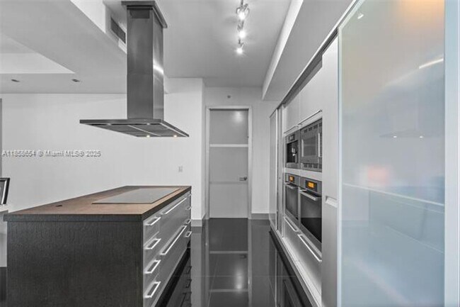 Building Photo - 18201 Collins Ave