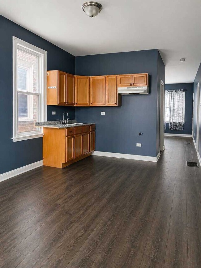 Building Photo - 2114 W 51st St