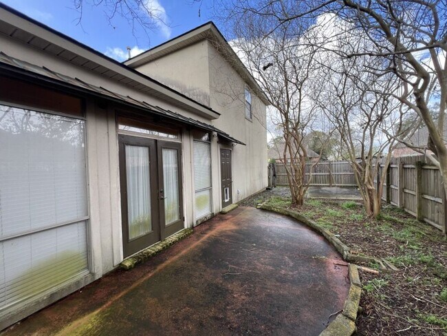 Building Photo - Elegant Two-Story Home with Outdoor Kitchen in Desirable Shadows Lake