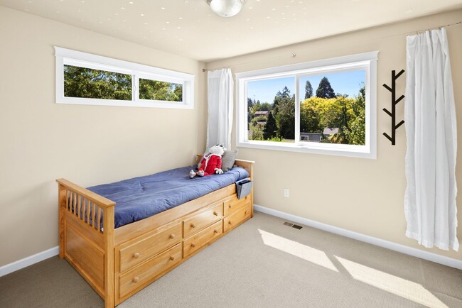 Building Photo - Gorgeous Big Ravenna Home in Seattle