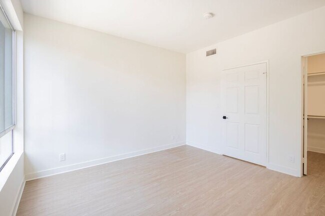 Building Photo - 1616 N Serrano Ave