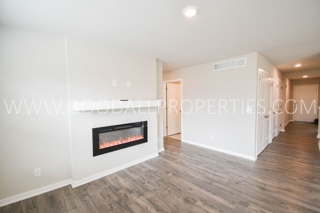 Building Photo - 4 Bedroom 3 Bath Ranch Finished Basement i...