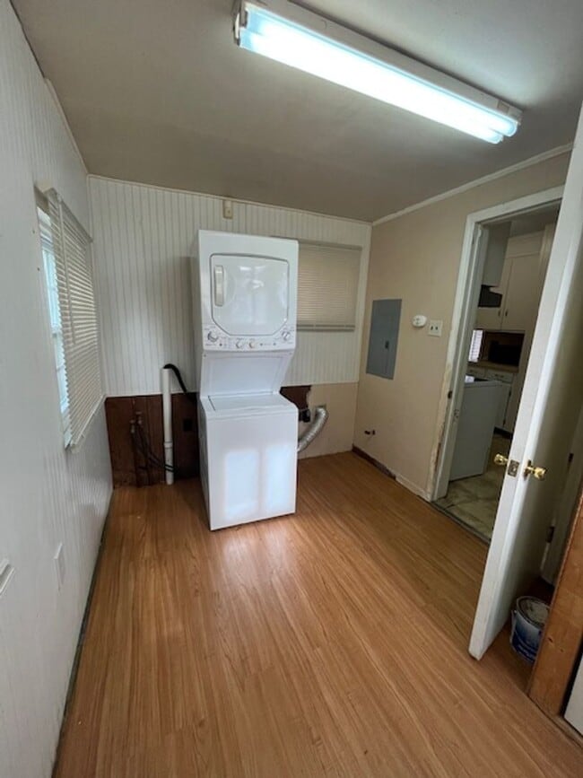 Building Photo - Walking Distance to Winthrop