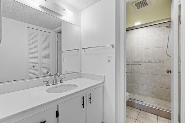 Building Photo - 6075 N Sabal Palm Blvd