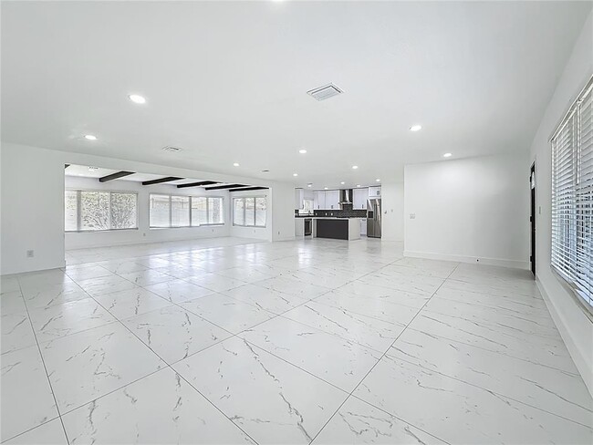 Building Photo - 1216 Robin Rd S