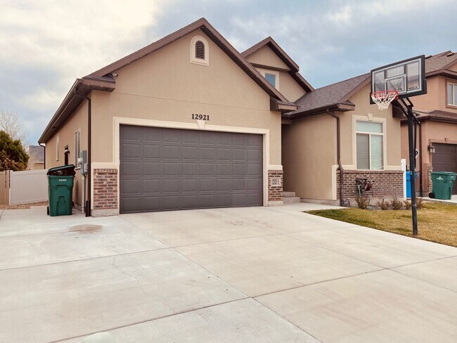Building Photo - Great Riverton Home Now Available!