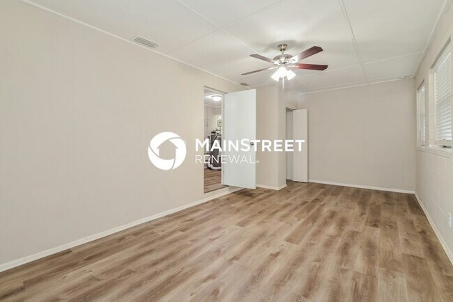 Building Photo - 3 Bedroom Pet-Friendly Home in DELAND, FL with Main Street Renewal