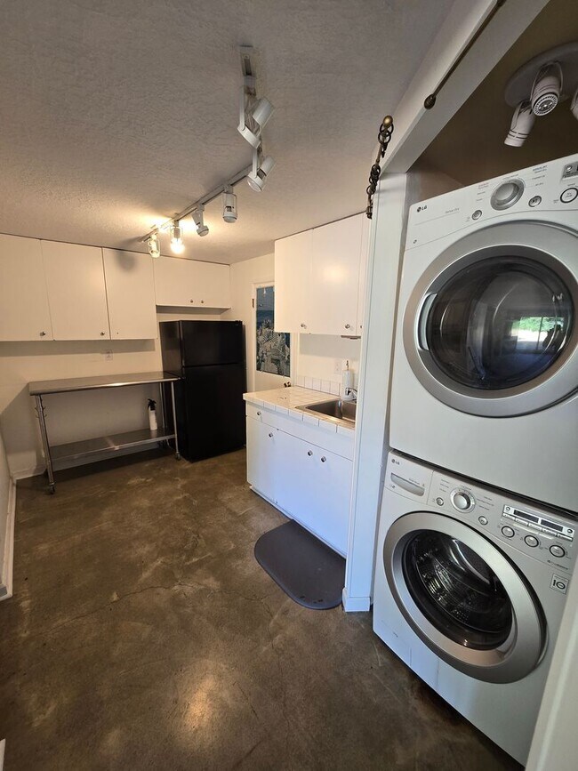 Building Photo - Popular West Linn! Tons of Space and great...