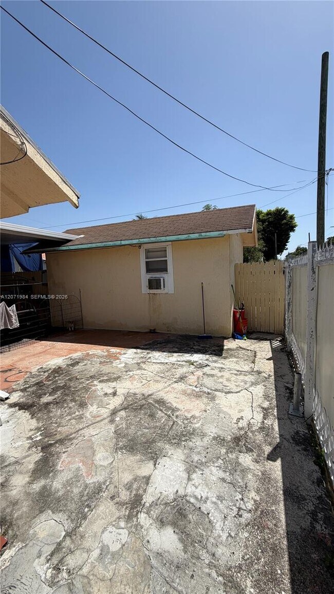 Building Photo - 2027 NW 1st Terrace