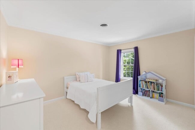 Building Photo - Spacious Home with Fenced Yard Exclusive Access to Hethwood Amenities