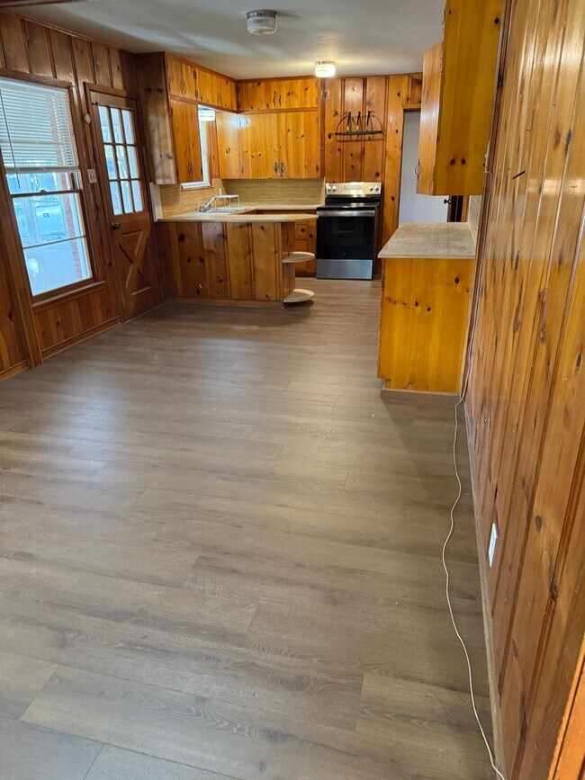 Building Photo - 3 Bedroom 3 Bath on an 1 Acre Landlord does yard