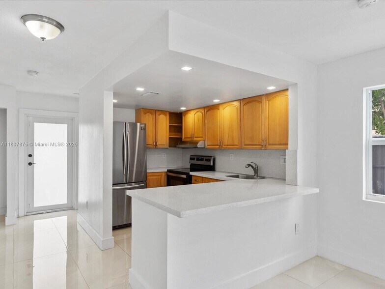 Primary Photo - 1790 W 58th St