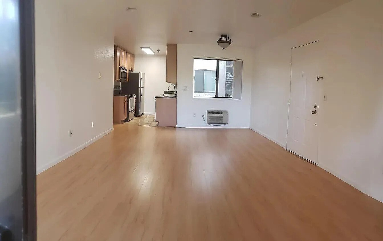 Living - 880 E Fremont Ave