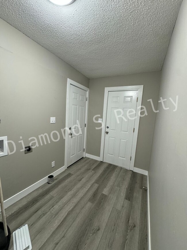 Building Photo - MOVE IN SPECIAL! - Updated 2 bedroom Home ...