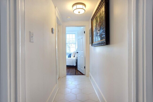 Building Photo - 306 E Victory Dr