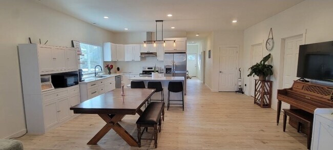 Building Photo - 4 Bedroom Home w/ Spacious Yard!