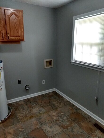 Large Laundry - 275 Smith Loop Rd