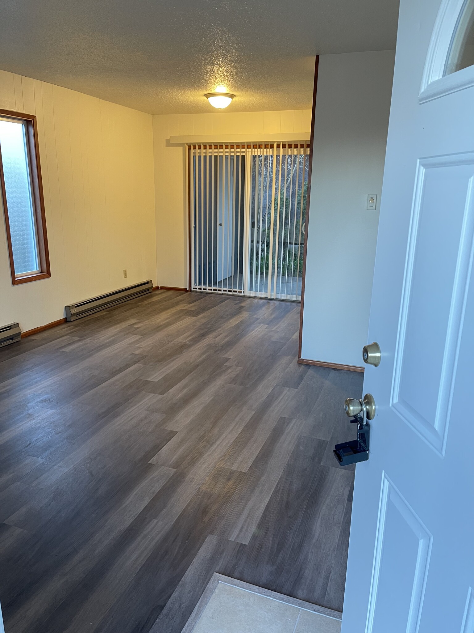 new paint and new floor living and dining room - 10042 SW Garrett St