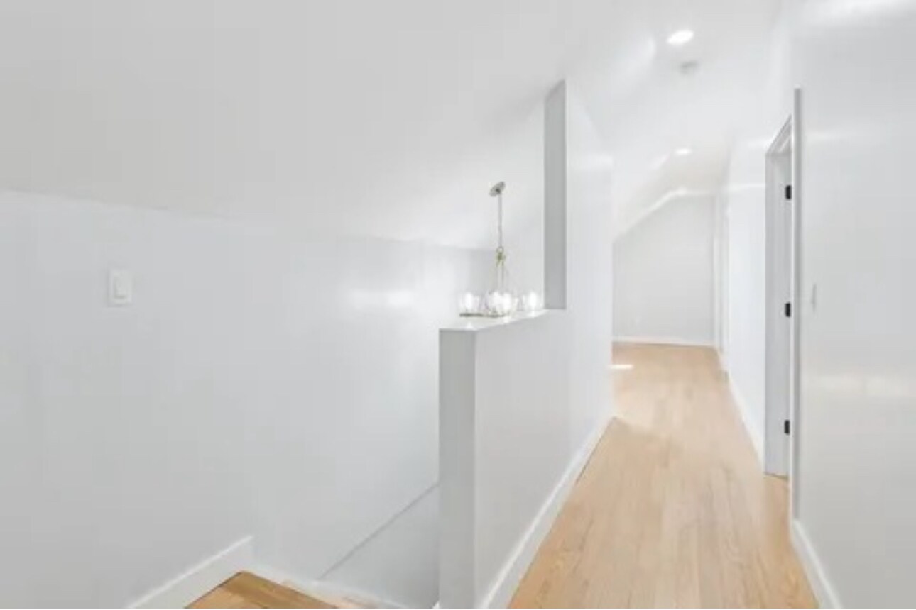 Building Photo - 410 Ferry St