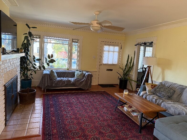 Building Photo - 588 S 15th St