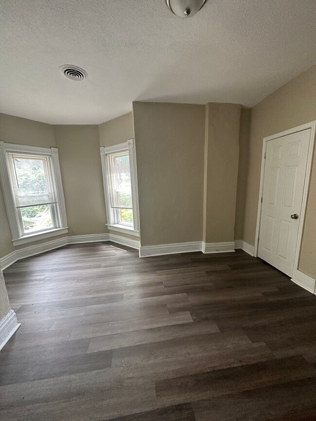 Building Photo - 814 Elmwood Ave