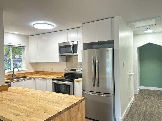 Building Photo - Beautifully Remodeled Duplex in Downtown L...