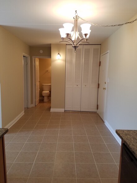 Building Photo - 580 Lawrence Ave