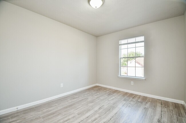 Building Photo - 11659 Evesborough Dr