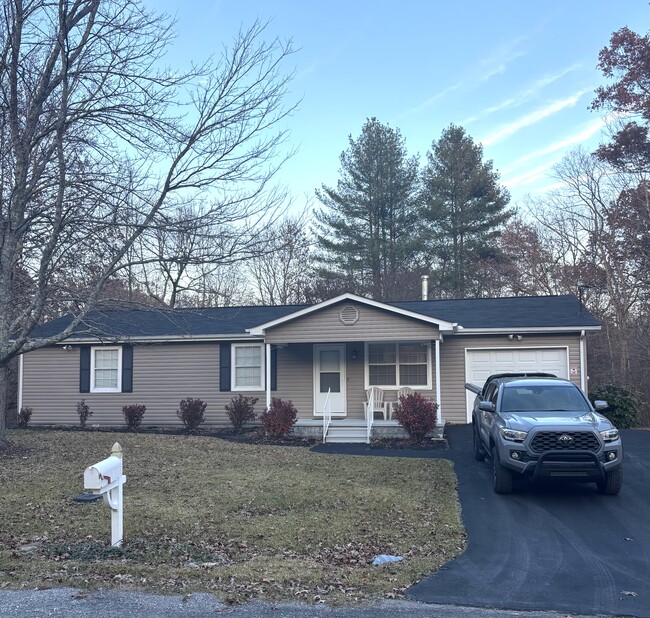 Building Photo - 1015 Katta Trce