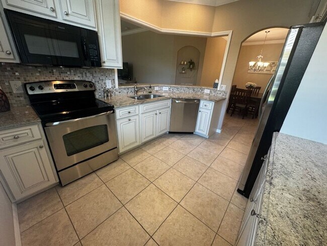 Building Photo - 3 bedroom 2 bathroom Furnished home in Reflection Lakes