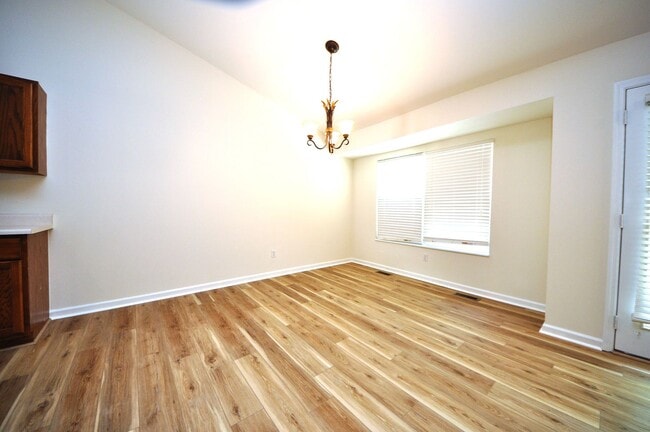 Building Photo - Beautiful Renovated 3 Bedroom 3 Bathroom i...
