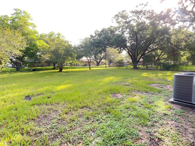 Building Photo - 409 La Bradford Dr