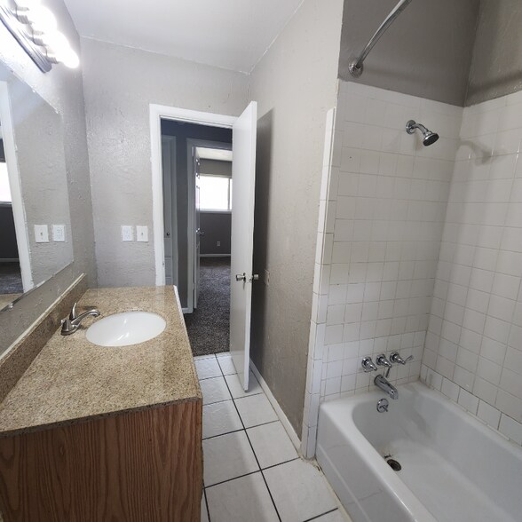 Building Photo - 908 Moraine Ave