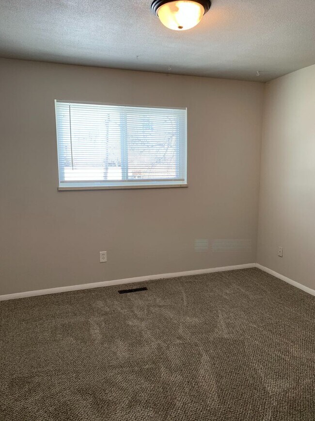 Building Photo - Updated 3-Bed, 1.5-Bath Duplex in Central Fort Collins!