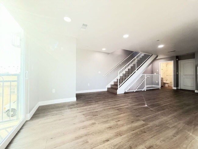 Building Photo - 1731 E 68th St