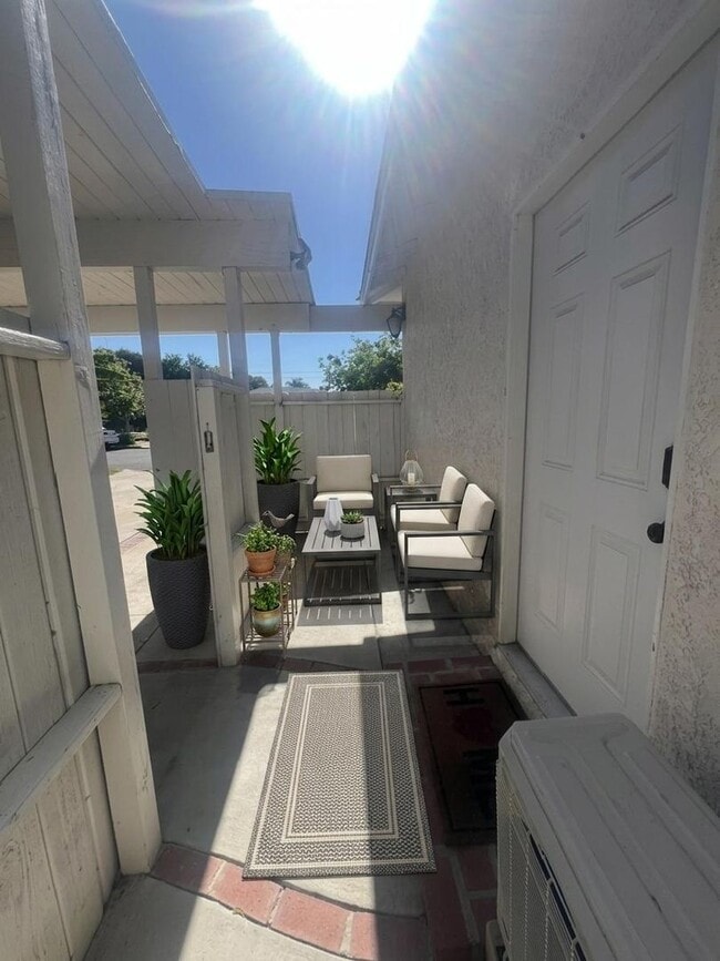 Building Photo - Charming Winnetka Studio (ADU)! Laundry In Unit!