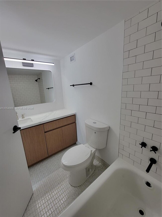 Building Photo - 2655 Collins Ave