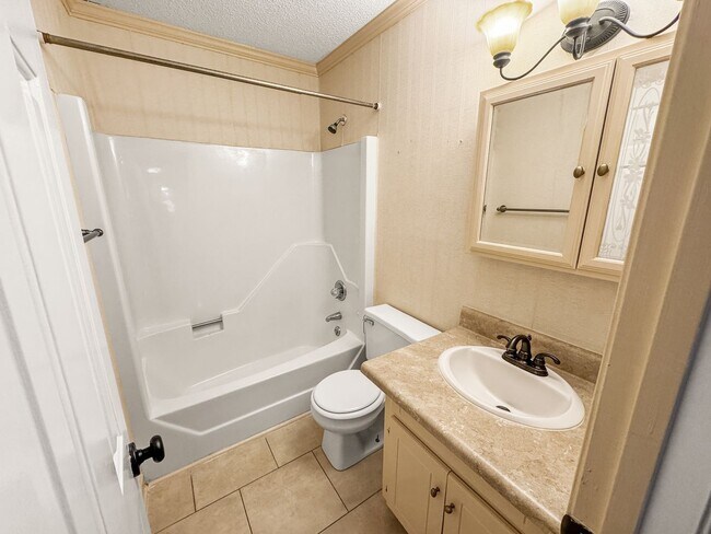 Building Photo - Beautiful 3-BR, 2-Bath home