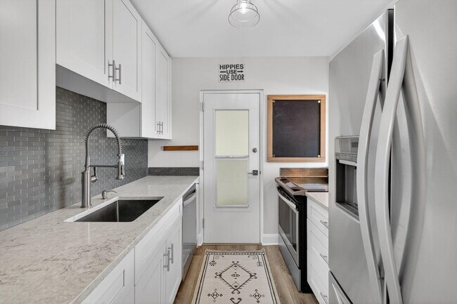 Building Photo - 2555 NE 11th St