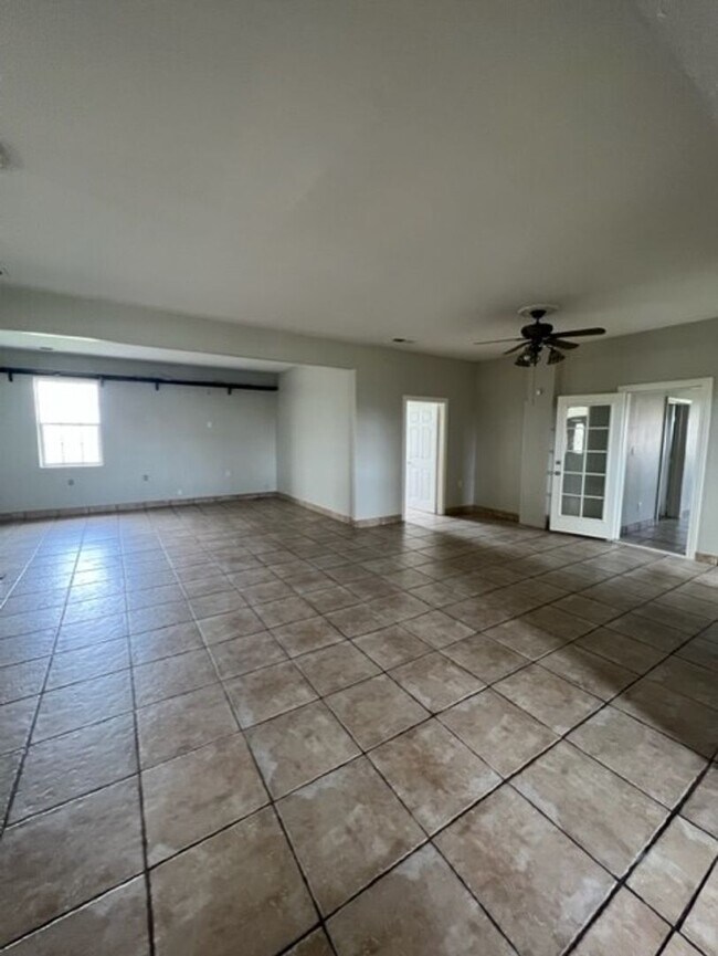 Building Photo - Farm house with room MOVE IN SPECIAL