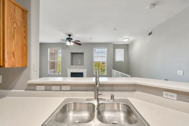 Building Photo - 3 Bedroom North Las Vegas Condo Convenient...