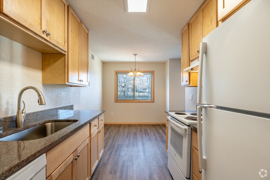 2BR, 1.5BA - 1,015SF - Kitchen - Larpenteur Estates 1280, LLC