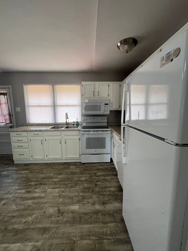 Building Photo - 3 bedroom 1 bath home for rent