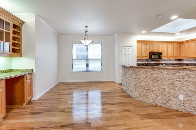 Building Photo - 7909 Creek View Dr